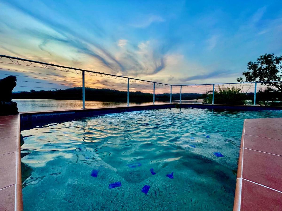 De Lago Resort On Lake Bennett Exterior photo